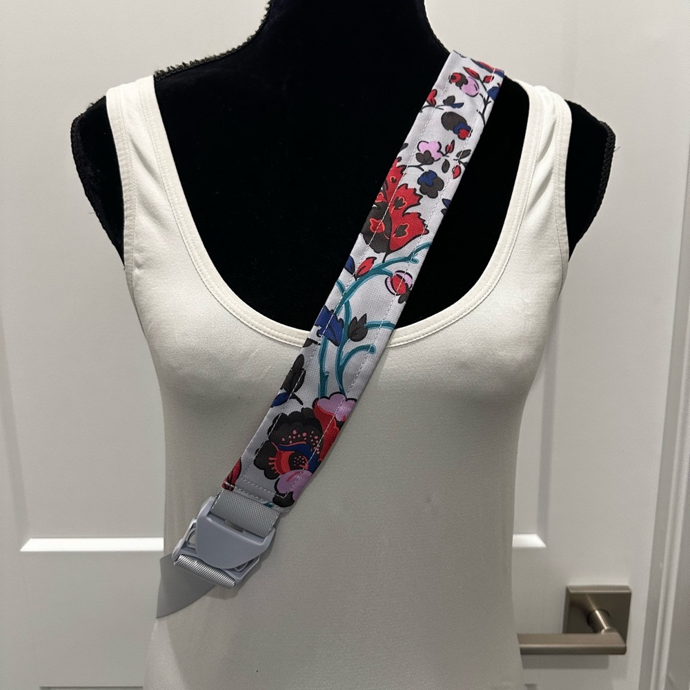 Vera Bradley Lighten Up Essential Sling Backpack NWT - Picture 4 of 9
